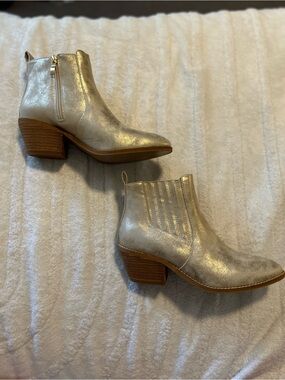 BOUTIQUE by Corkys NWOT ankle boots